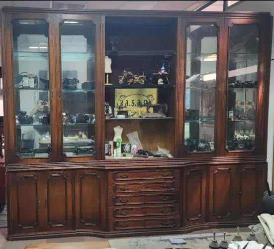 CRISTALEIRA-PEÇA EXCLUSIVA madeira maciça, vidros em cristal bisotê, ferragens em bronze