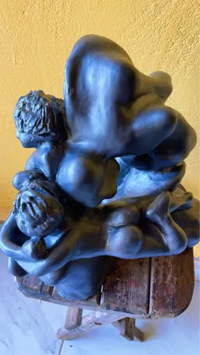 Escultura de pedra calcária e argila
