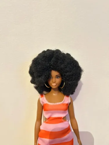 Barbie Fashionista 105 Negra - s/sapato - vestido desfiado - cabelo íntegro