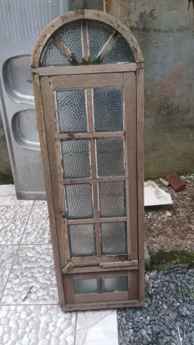 Janela basculante de itaúba com vidros 1,50 de altura por 0,40 de largura 