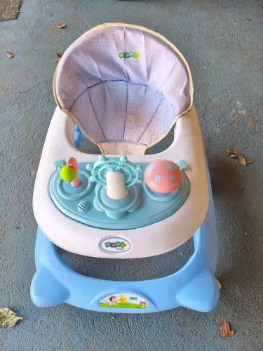 Andado de bebê mais cadeirinha de bebê 