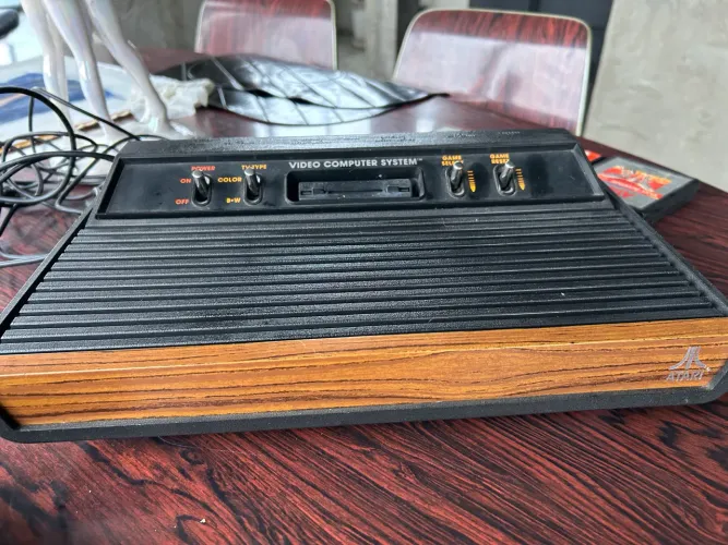 VIdeogame Atari 2600 frente madeira