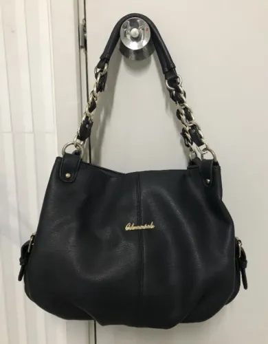 Bolsa de Ombro, Estilo Bag, bem bonita, preta com detalhes dourados.