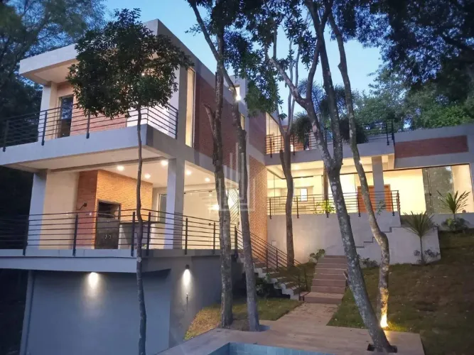 Residência nova à venda no Paraná Country Club em Hernandarias no Paraguai