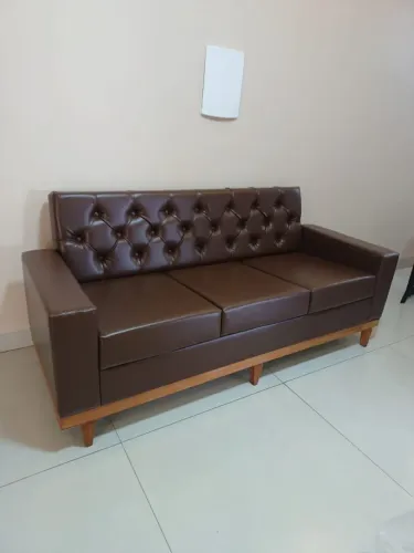 Sofá com base exposta de madeira maciça, espuma d33, em até 10x sem juros no cartão