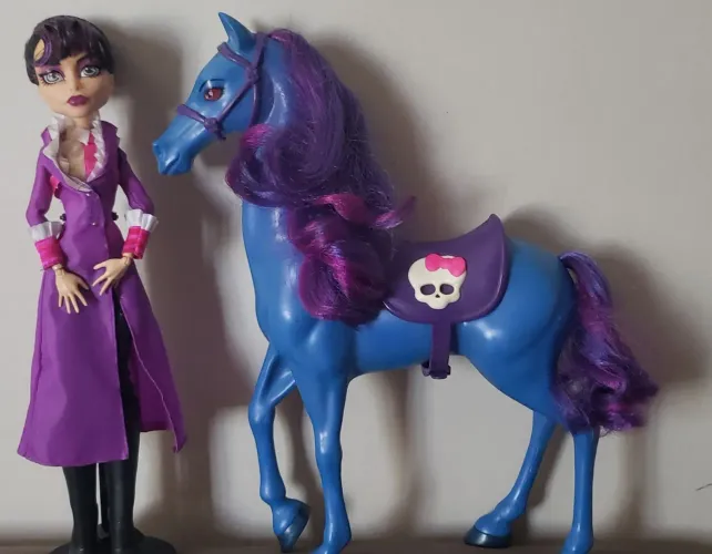 Boneca Monster high Diretora Sem Cabeça e cavalo.