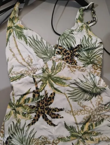 Vestido estampado com detalhe de onça