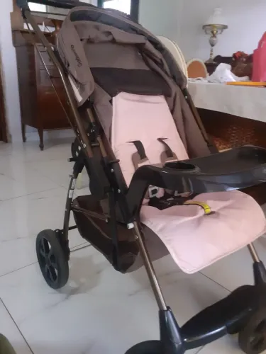 Carrinho de bebê semi-novo