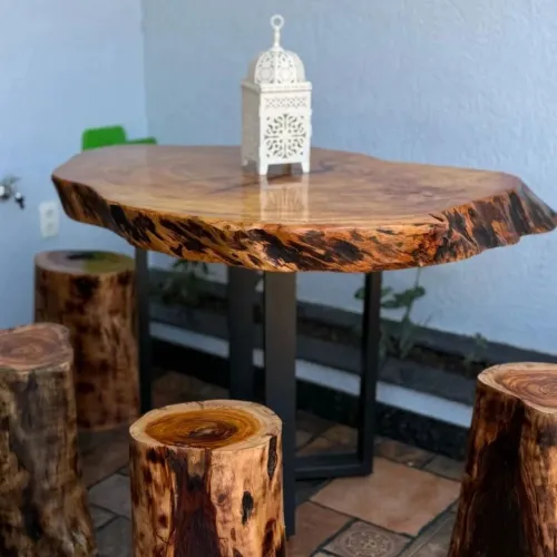 Conjunto Mesa Rústica com 4 Banquetas de Tronco