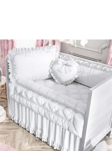 Enxoval de Berço Branco com Detalhes em Rosa com 7 peças, bordado a mão.