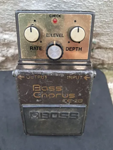Pedal Boss Chorus CE-2B p/ Contrabaixo