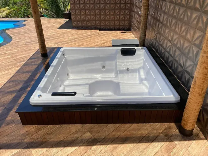 Ana: Hidromassagem para área externa de 4 lugares 