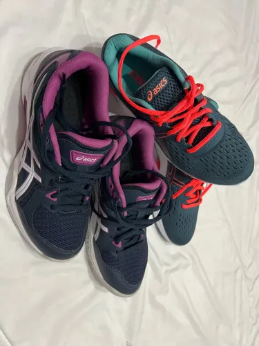 DOIS PARES NA CAIXA POR 499,00. Tênis Asics Gel-Rocket Roxo/Azul