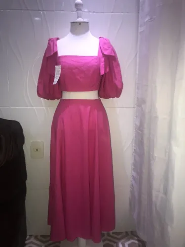 Vestido Longo Rosa com Manga Volumosa e Laço no Ombro