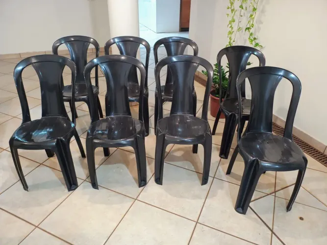 Cadeiras Plásticas Pretas - Ótimo Estado