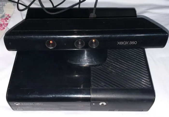 Vídeo Game Console Xbox 360 Slim Com Defeito Acompanha Kinect Controle Original