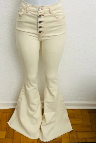calça jeans bege tamanho 38 imensa boca de sino bom estado