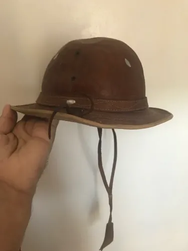 Chapéu de couro infantil