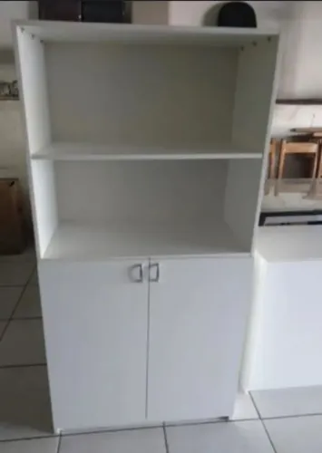 Armário branco com duas portas e prateleiras