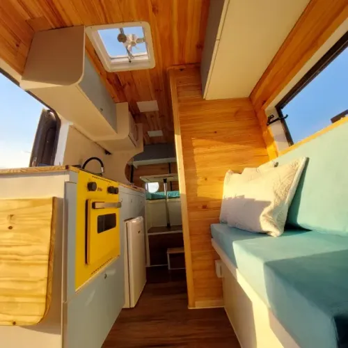 Van Motorhome (Sprinter 312D) aconchegante com acabamento interno em pinus e 6 assentos
