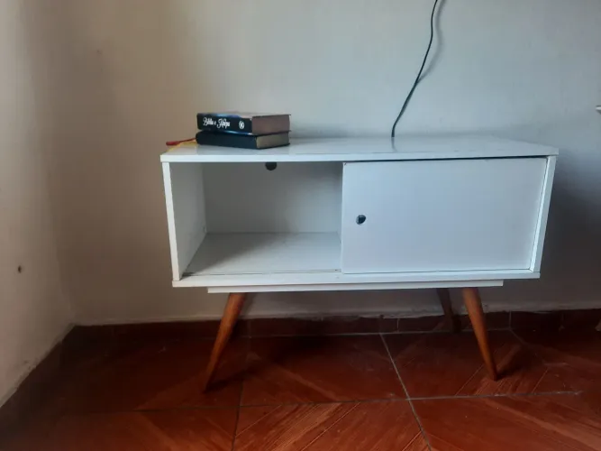 Rack de TV branco com design retrô