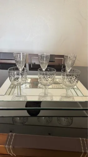 Bandeja espelhada com taças