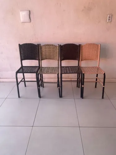  Cadeiras de Plástico - Rústico e Moderno