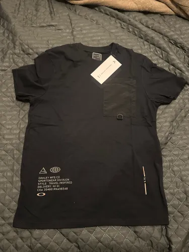 Camiseta Oakley Travel Nomad Pocket - Preta