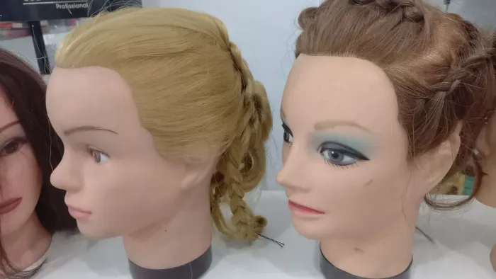Cabeça  para treinar  penteados  e cortes a partir de  $500.cada cabelo medio sintético 