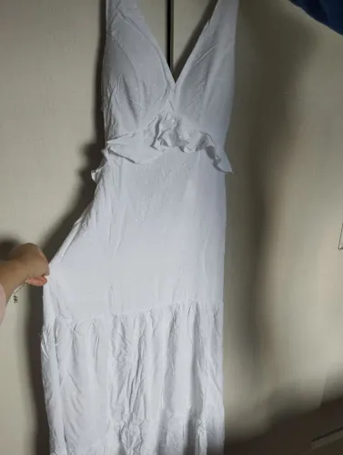 Vestido branco com decote em V