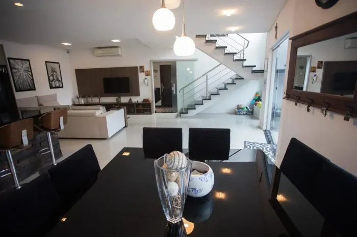 CASA SOFISTICADA EM CONDOMÍNIO EXCLUSIVO, COM 3 QUARTOS, 3 BANHEIROS, 288 M² DE ÁREA CONST