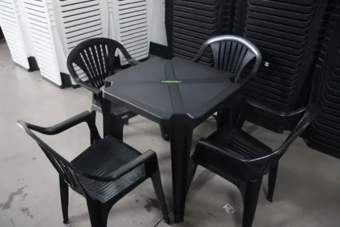 Jogo de mesa c/ 4 poltronas NOVOS