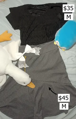 Conjunto blusa bordada com furinhos, tecido maleável + saia média xadrez com zíper