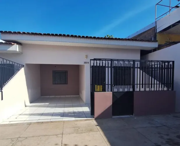 ALUGA-SE CASA NO CONDOMINIO AMAJARI