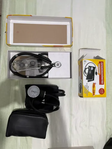 Esfigmomanômetro e estetoscópio