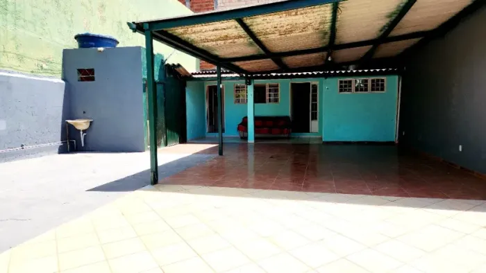 Casa Bem Localizada, perto de parada de onibus