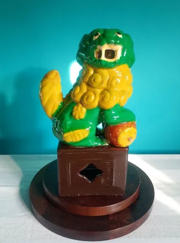 Antigo cão de fó em cerâmica verde e amarelo <br>Pintado a mão <br><br>30 cm