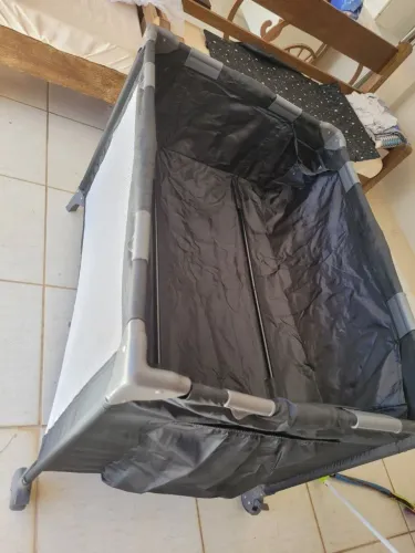 Berço portátil dobrável com tela