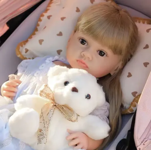Boneca Reborn com Ursinho de Pelúcia