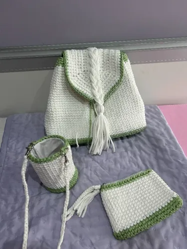 Conjunto de mochila, carteira e porta garrafinha em CROCHÊ