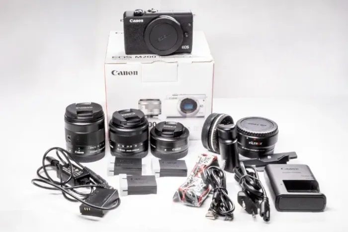 Canon EOS M200 + 4 lentes + adaptador EF/EF-S + 3 baterias + múltiplos acessórios