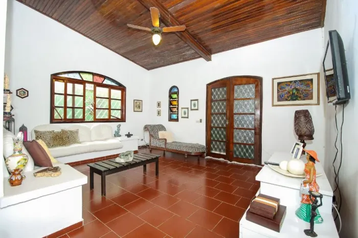 Casa térrea em 2 lotes com piscina, churrasqueira, quintal na Praia da Enseada no Guarujá.