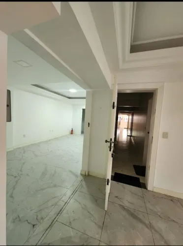 ALUGA-SE OU VENDE-SE SALA COMERCIAL