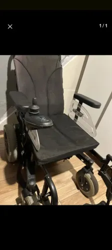 Vende-se cadeira de rodas motorizada B400