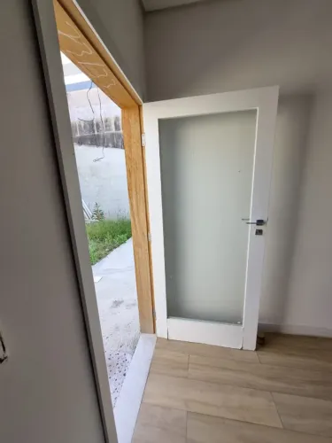   Folha de Porta de Giro de Madeira Sólida com Visor Laca Branco Modelo French 2,10x0,92m 