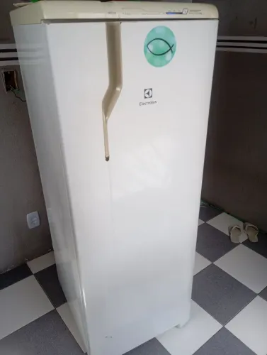 Vendo geladeira frosfree gelo seco fucionando normal.