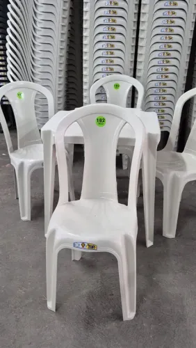 Mesas e cadeiras