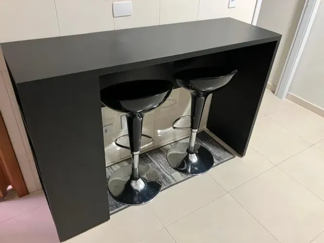 Bancada em MDF com duas banquetas