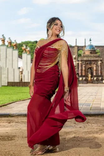 VESTIDO FESTA DE 15 ANOS, COR MARÇALA, COM ACESSORIO PARA SOBREPOR NA ROUPA.  MANEQUIM 38.