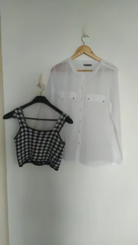 Blusa branca e cropped quadriculado Tam M